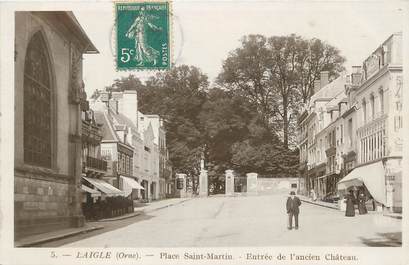 / CPSM FRANCE 61 "Laigle, place Saint Martin, entrée de l'ancien château"