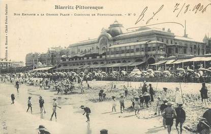 / CPA FRANCE 64 "Biarritz Pittoresque, nos enfants à la grande plage, concours de fortifications nr 9"