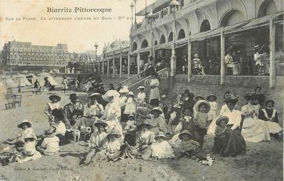 / CPA FRANCE 64 "Biarritz Pittoresque, sur la plage en attendant l'heure du bain nr 175"