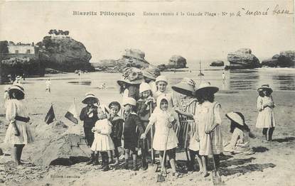 / CPA FRANCE 64 "Biarritz Pittoresque, enfants réunis à la grande plage nr 30"