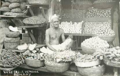 CPA INDE / Bombay, Vendeur de légumes
