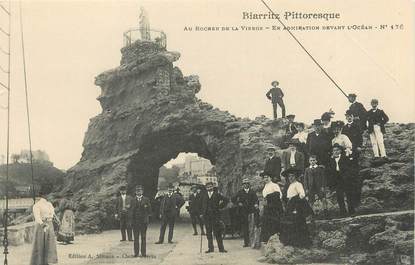/ CPA FRANCE 64 "Biarritz Pittoresque, au rocher de la Vierge, en admiration devant l'océan nr 176"