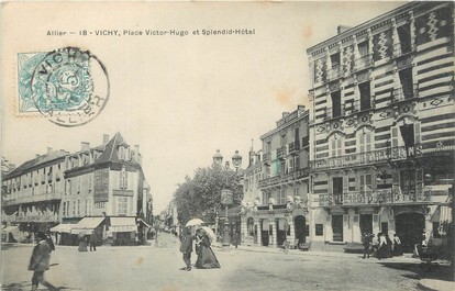 / CPA FRANCE 03 "Vichy, place Victor Hugo et Splendid Hôtel"