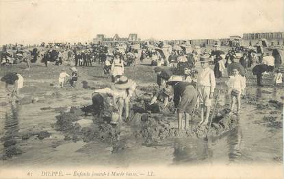 / CPA FRANCE 76 "Dieppe, enfants jouant à marée basse" / BAIGNEUSE / JEUX DE PLAGE