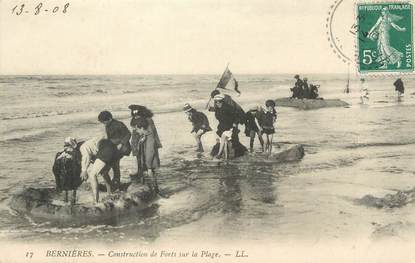 / CPA FRANCE 14 "Bernières, construction de forts sur la plage" / BAIGNEUSE / JEUX DE PLAGE