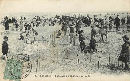 / CPA FRANCE 14 "Trouville, concours de châteaux de sable" / BAIGNEUSE / JEUX DE PLAGE