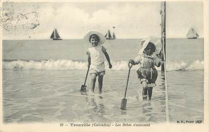 / CPA FRANCE 14 "Trouville, les bébés s'amusent" / ENFANTS / JEUX DE PLAGE