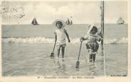 14 Calvado / CPA FRANCE 14 "Trouville, les bébés s'amusent" / ENFANTS / JEUX DE PLAGE