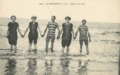 / CPA FRANCE 44 "La Bernerie, sortie de bain"
