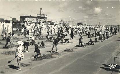 / CPSM FRANCE 85 "Saint Jean de Monts, la plage" / JEUX DE PLAGE