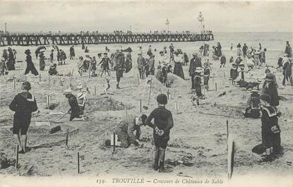 / CPA FRANCE 14 "Trouville, concours de châteaux de sable" / JEUX DE PLAGE