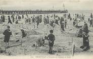 14 Calvado / CPA FRANCE 14 "Trouville, concours de châteaux de sable" / JEUX DE PLAGE