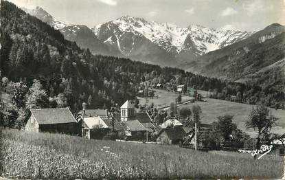 / CPSM FRANCE 38 "La Ferrière d'Allevard, vue générale et le massif des Sept Laux"