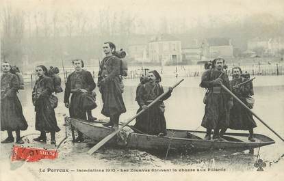 / CPA FRANCE 94 "Le Perreux, les Zouaves donnant la chasse aux pillards" / INONDATIONS 1910