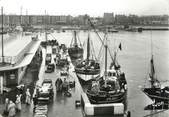 50 Manche / CPSM FRANCE 50 "Cherbourg, débarquement du poisson dans le port de pêche"