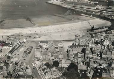 / CPSM FRANCE 50 "Cherbourg, la place de la république, la plage"