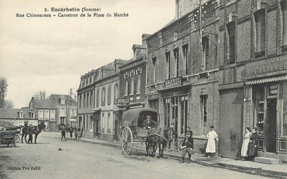 CPA FRANCE 80 'Escarbotin, rue Clémenceau, carrefour de la place du marché"