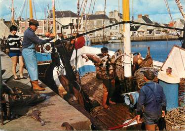 / CPSM FRANCE 50 "Saint Vaast La Hougue, retour de pêche "
