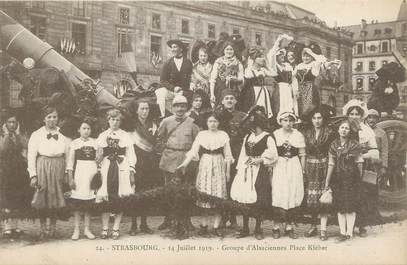 / CPA FRANCE 67 "Strasbourg, 14 juillet 1919, groupe d'Alsaciennes place Kléber"