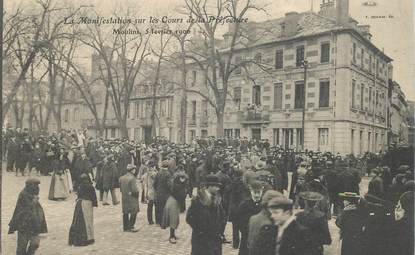 CPA FRANCE 03  "Moulins,  manifestation  devant la cathedrale, 1906" 