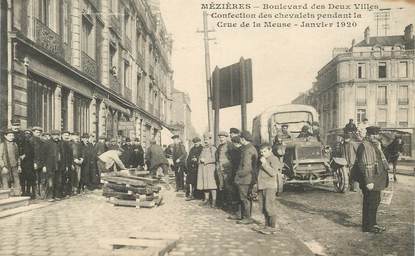 CPA FRANCE 08 "Charleville Mézières, bld des deux villes, confection des chevalets pendant la crue de la Meuse, 1920"