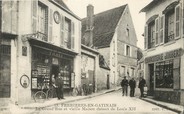 45 Loiret / CPA FRANCE 45 "Ferrières en Gatinais, la grand'rue et vieille maison datant de Louis XII"