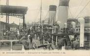 62 Pa De Calai / CPA FRANCE 62 "Boulogne sur Mer, embarquement des voyageurs pour Folkestone"