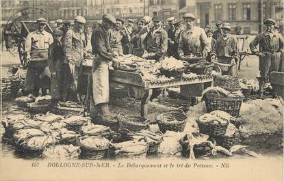 / CPA FRANCE 62 "Boulogne sur Mer, le débarquement et le tri du poisson"