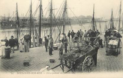 / CPA FRANCE 62 " Boulogne sur Mer, débarquement du poisson"