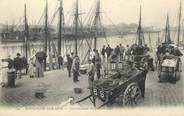 62 Pa De Calai / CPA FRANCE 62 " Boulogne sur Mer, débarquement du poisson"