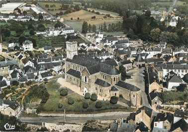 / CPSM FRANCE 53 "Montsurs, l'église, vue aérienne"