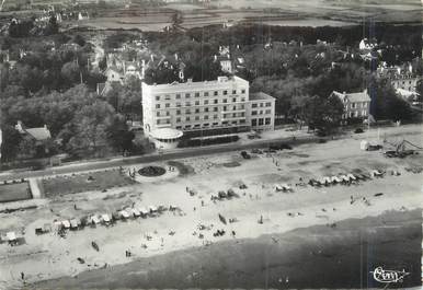 / CPSM FRANCE 56 "Carnac, vue aérienne, la plage et l'hôtel Britannia"