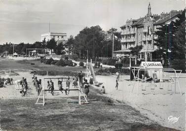 / CPSM FRANCE 56 "Carnac, la plage, le grand hôtel et l'hôtel Britannia"