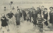 59 Nord / CPA FRANCE 59 "Malo Les Bains, Scènes de plage, l'heure du bain" / JEUX DE PLAGE