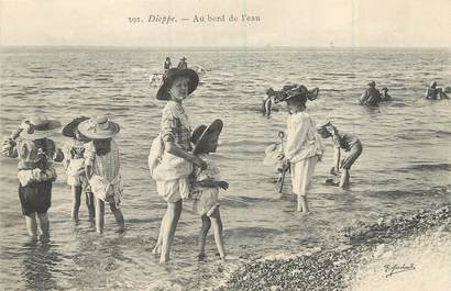 / CPA FRANCE 76 "Dieppe, au bord de l'eau" / BAIGNEUSE /  JEUX DE PLAGE