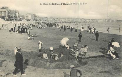 / CPA FRANCE 85 "La Plage des Sables d'Olonne à l'heure du bain"