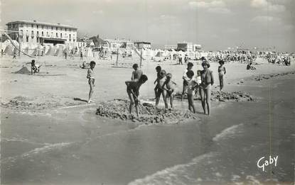 / CPSM FRANCE 85 " Saint Jean de Monts, la plage"