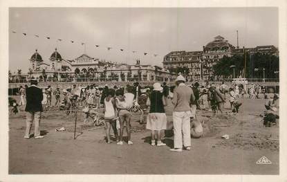 / CPA FRANCE 44 "La Baule, le casino et l'hôtel Royal vus de la plage"