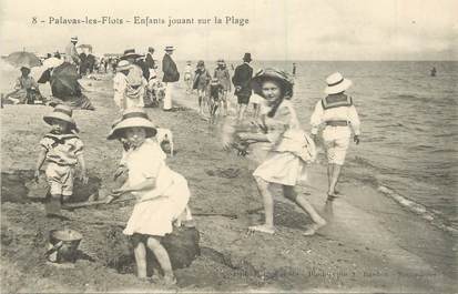 / CPA FRANCE 34 "Palavas Les Flots, enfants jouant sur la plage" / JEUX DE PLAGE