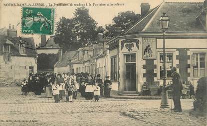 / CPA FRANCE 02 "Notre Dame de Liesse, la procession se rendant à la fontaine miraculeuse"