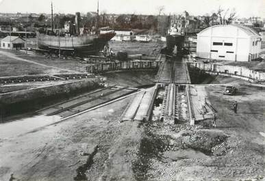 / CPSM FRANCE 56 "Lorient, port de pêche, installation Slip Way"