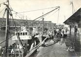 56 Morbihan / CPSM FRANCE 56 "Lorient, au port de pêche, déchargement de poisson"