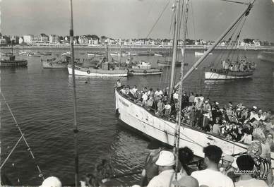 / CPSM FRANCE 56 "Quiberon, arrivée du bateau de Belle Ile"