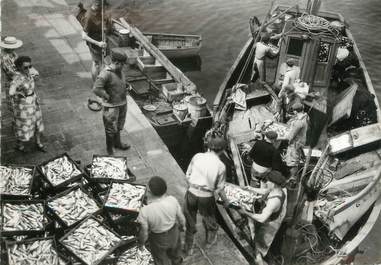 / CPSM FRANCE 56 "Quiberon, débarquement de la sardine"