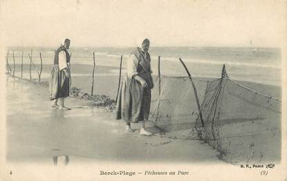/ CPA FRANCE 62 "Berck Plage, pêcheuses au parc"