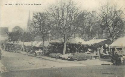 / CPA FRANCE 03 "Moulins, place de la Liberté"