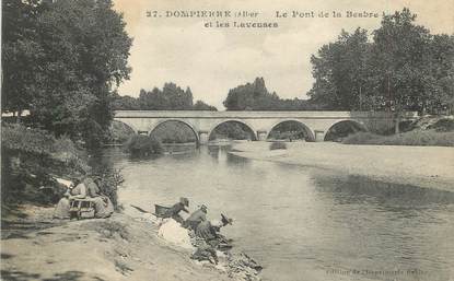 / CPA FRANCE 03 "Dompierre, le pont de la Besbre et les laveuses"