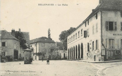 / CPA FRANCE 03 "Bellenaves, les Halles"