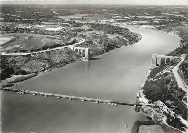 / CPSM FRANCE 56 "La Roche Bernard, la passerelle et l'ancien pont sur la Vilaine"