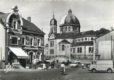 / CPSM FRANCE 57 "Creutzwald, la place du marché et l'église"